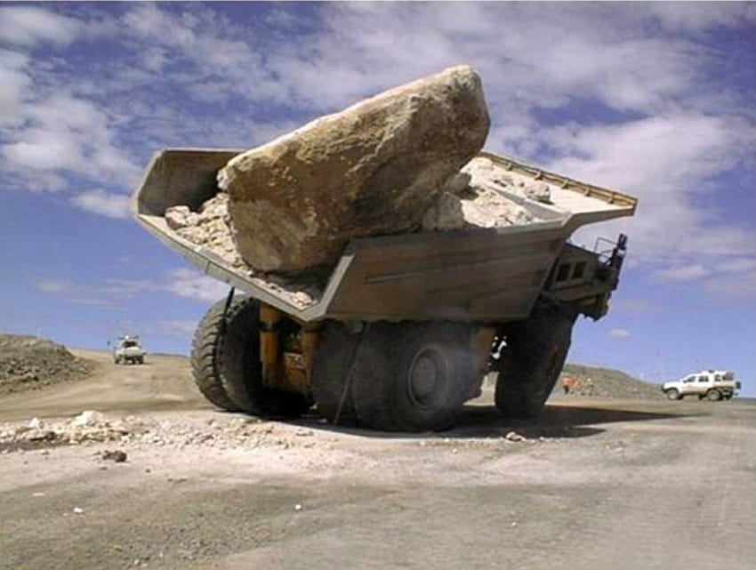 Sobrecargado, roca enorme, camión minero, vuelco, sitio de mina fondo de pantalla