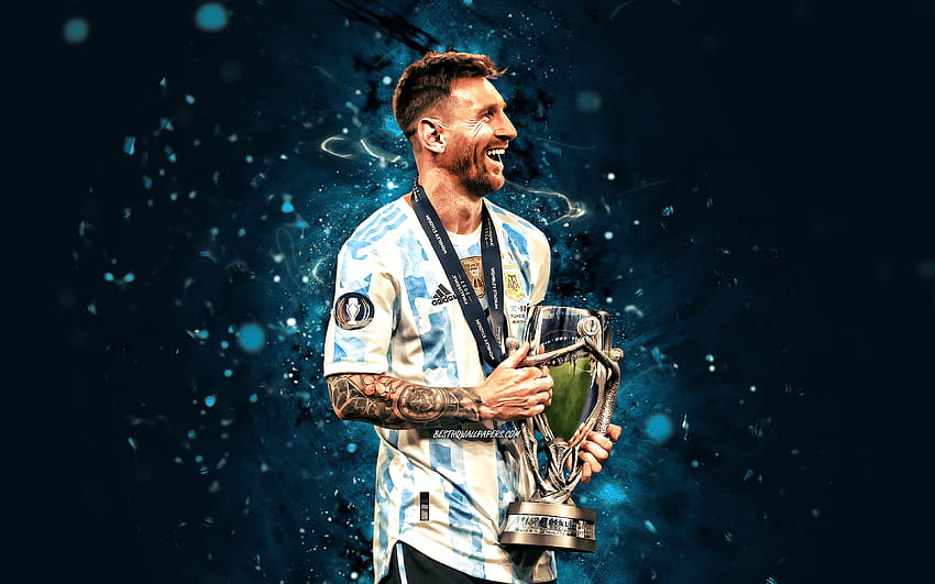 Lionel Messi mit Pokal, , 2022, argentinische Fußballnationalmannschaft, Leo Messi, blaue Neonlichter, Lionel Messi, Fußballstars, Fußball, Messi, argentinische Nationalmannschaft, Lionel Messi HD-Hintergrundbild
