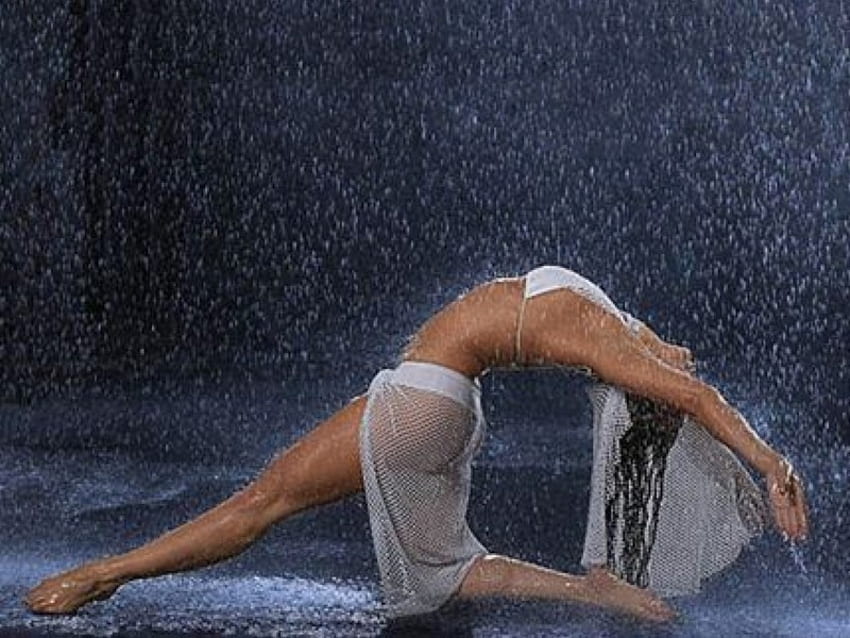 Dziewczyna w deszczu, gorąco, dziewczyno, w deszczu Tapeta HD