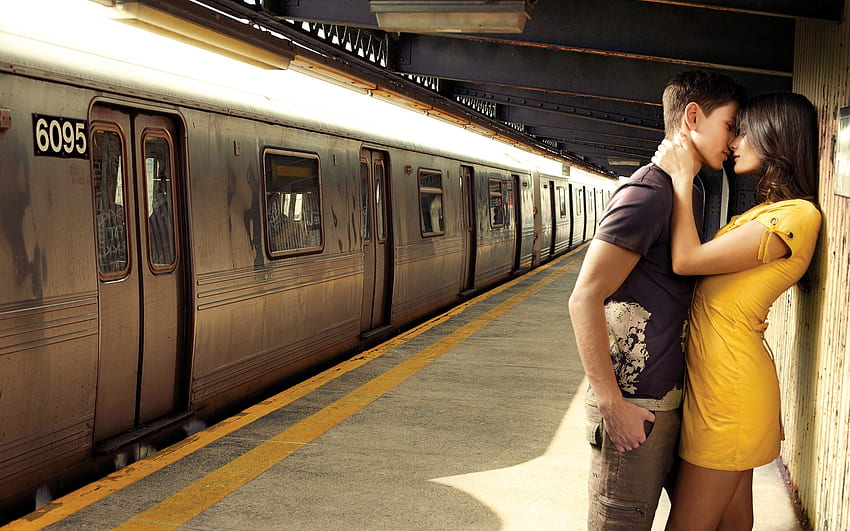 จูบที่สวยงามในรถไฟใต้ดิน ในรถไฟใต้ดิน ผู้ชาย รัก จูบ สวย หญิงสาว วอลล์เปเปอร์ HD