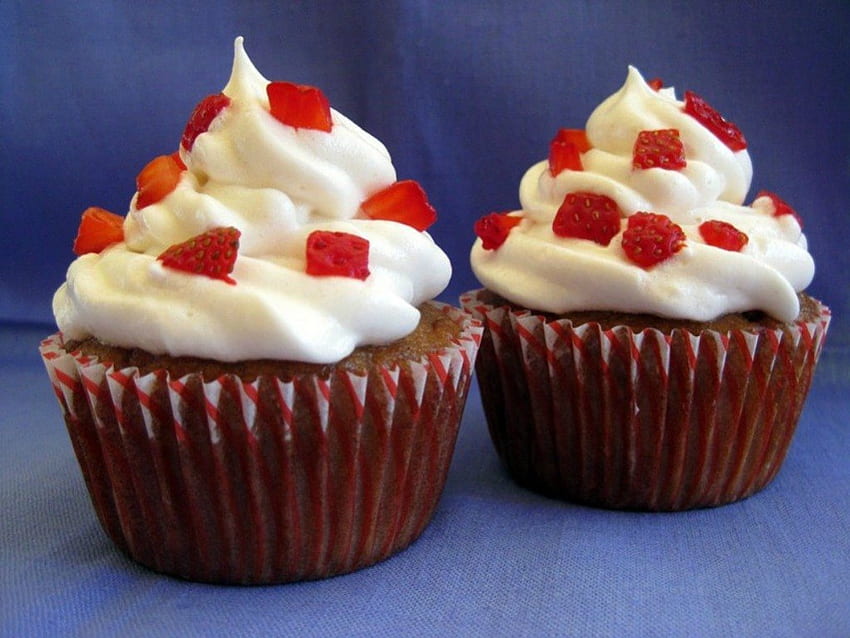Cupcakes alla fragola e crema, dolce, bianco, fragola, cibo, cupcakes, natale, rosso, frutta, crema Sfondo HD