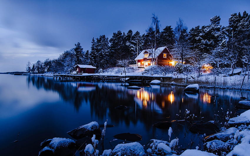 Stoccolma, Svezia, paesaggio invernale di neve, case, lago, boschi, accogliente cabina Sfondo HD