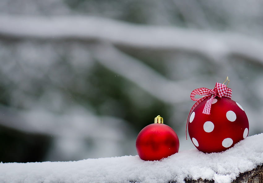 Зимно време, зима, весела Коледа, снежно, топки, Коледа, червени топки, сняг, Коледа, вълшебна Коледа HD тапет