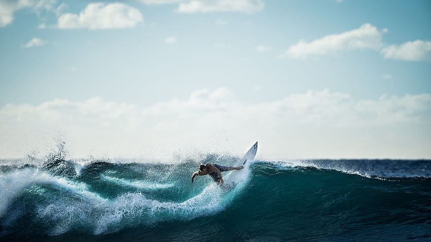Persona Cabalgando Sobre Tabla De Surf Blanca Haciendo Surf · Stock fondo de pantalla