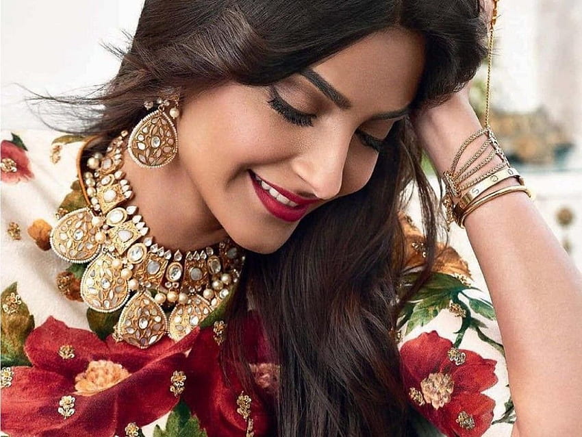 Beautiful Actress Sonam Kapoor Multicolor Poster (Vinyl Sticker Poster Size 18 x 24 inch) Paper Print – Movies posters in India – Buy art, film, design, movie, music, nature and HD-Hintergrundbild