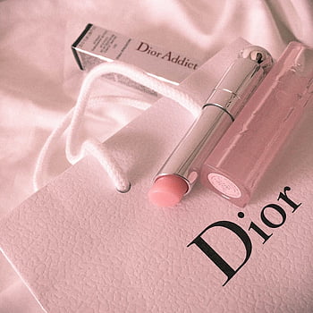 Hình nền Dior màu hồng - Màu hồng là sự kết hợp giữa tình yêu và nữ tính, và Dior là một trong những thương hiệu sử dụng màu sắc này nhiều nhất. Hãy cùng ngắm nhìn bức hình nền này để bị cuốn hút bởi sự quyến rũ của màu hồng Dior.