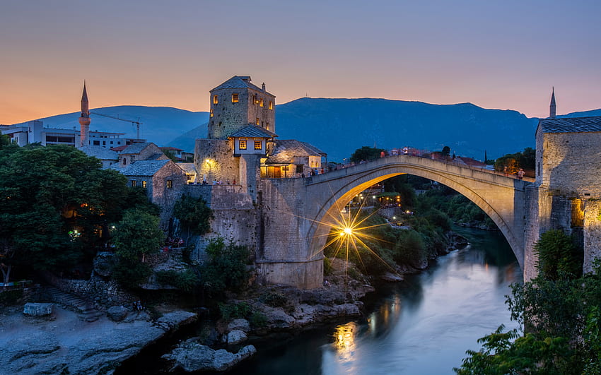 Mostar, Stari Most, wieczór, zachód słońca, rzeka Neretva, punkt orientacyjny Mostaru, gród Mostaru, Bośnia i Hercegowina Tapeta HD