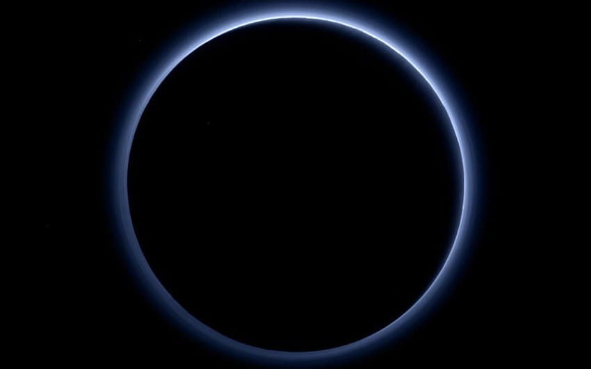 冥王星のかすみ層は、NASA のニュー ホライズンズが撮影したこので青色を示しています。 高画質の壁紙