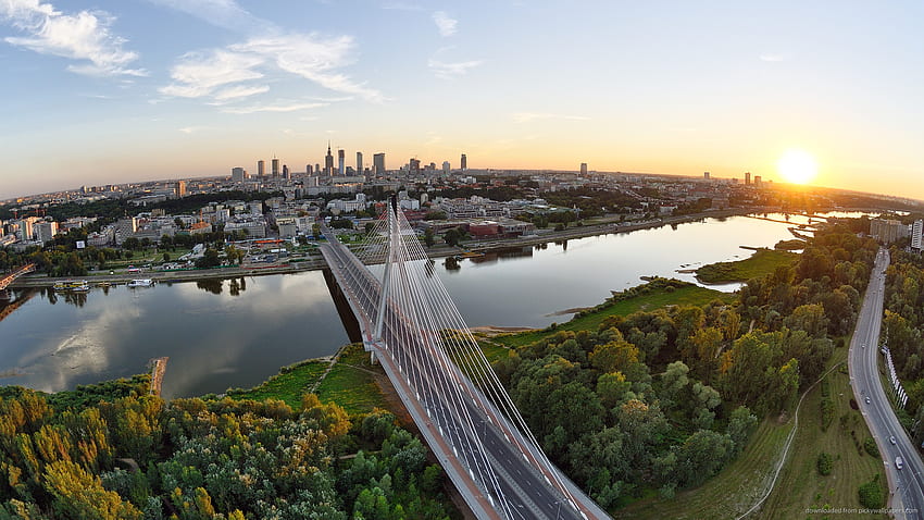 Sommersonnenuntergang über dem Warschau für HD-Hintergrundbild