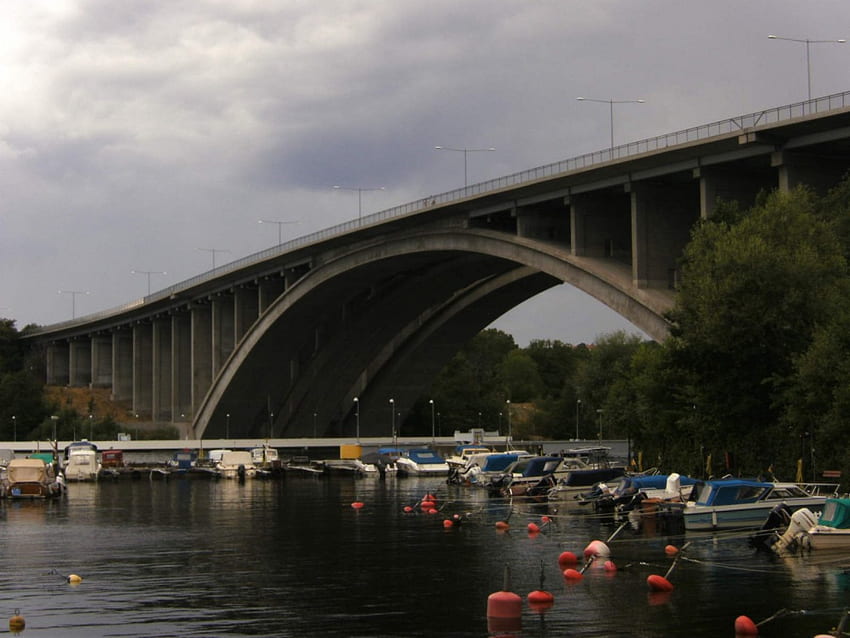 Most w Sztokholmie, łodzie, woda, stal, samochody Tapeta HD