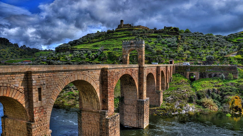 cudowny ceglany most w hiszpanii r, rzeka, cegła, chmury, most, r, wzgórze Tapeta HD