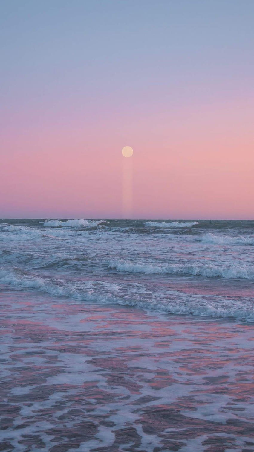 Księżyc w różowym niebie na plaży. Estetyka nieba, plaża, ładne niebo Tapeta na telefon HD