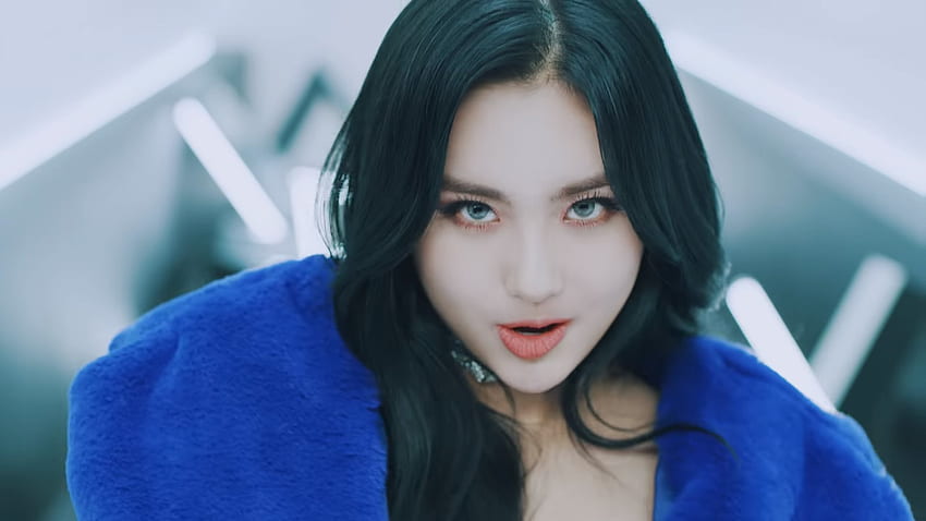 Why does Everglow's Aisha always wear blue eye contacts? Is her company making her do it? Are they trying to present her as more 'exotic' or mixed (also considering the stage name)?, Aisha Everglow HD wallpaper