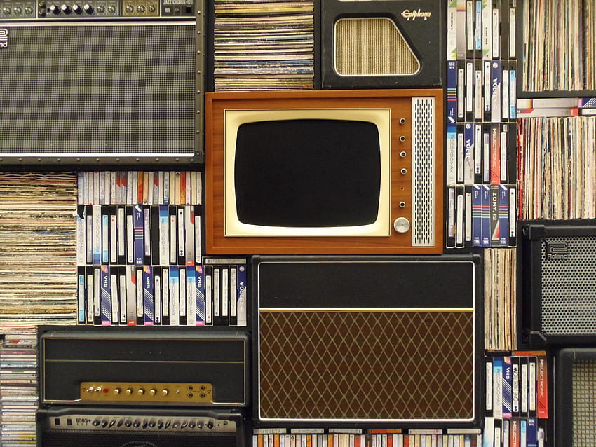 / un viejo televisor y varios amplificadores entre casetes y discos de vinilo, colección de música impresionante, Colección de discos fondo de pantalla