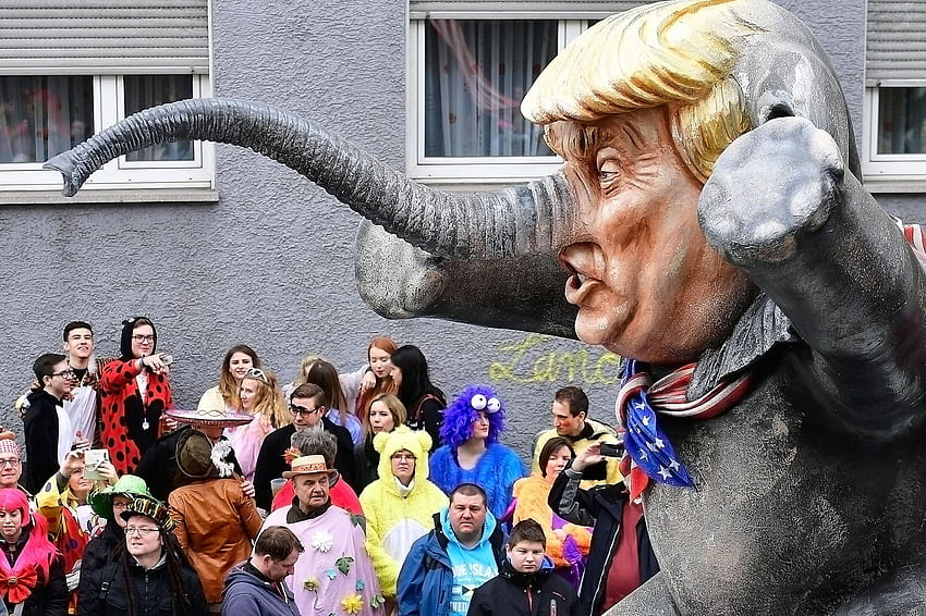 Carro alegórico de Trump, Desfile anual, Desfile Rose Monday, 27 de fevereiro de 2017, Trump, Sátira política, Carro alegórico, Mainz Alemanha papel de parede HD