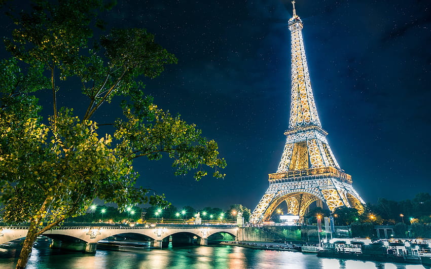 Eiffel tower at night 3840 × 2400 : HD wallpaper