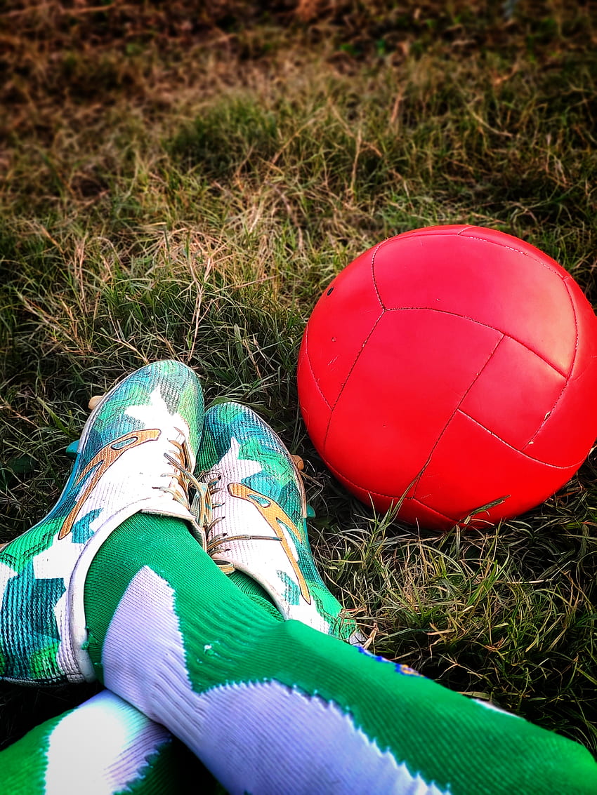 Sepatu sepak bola, bola, peralatan olahraga wallpaper ponsel HD