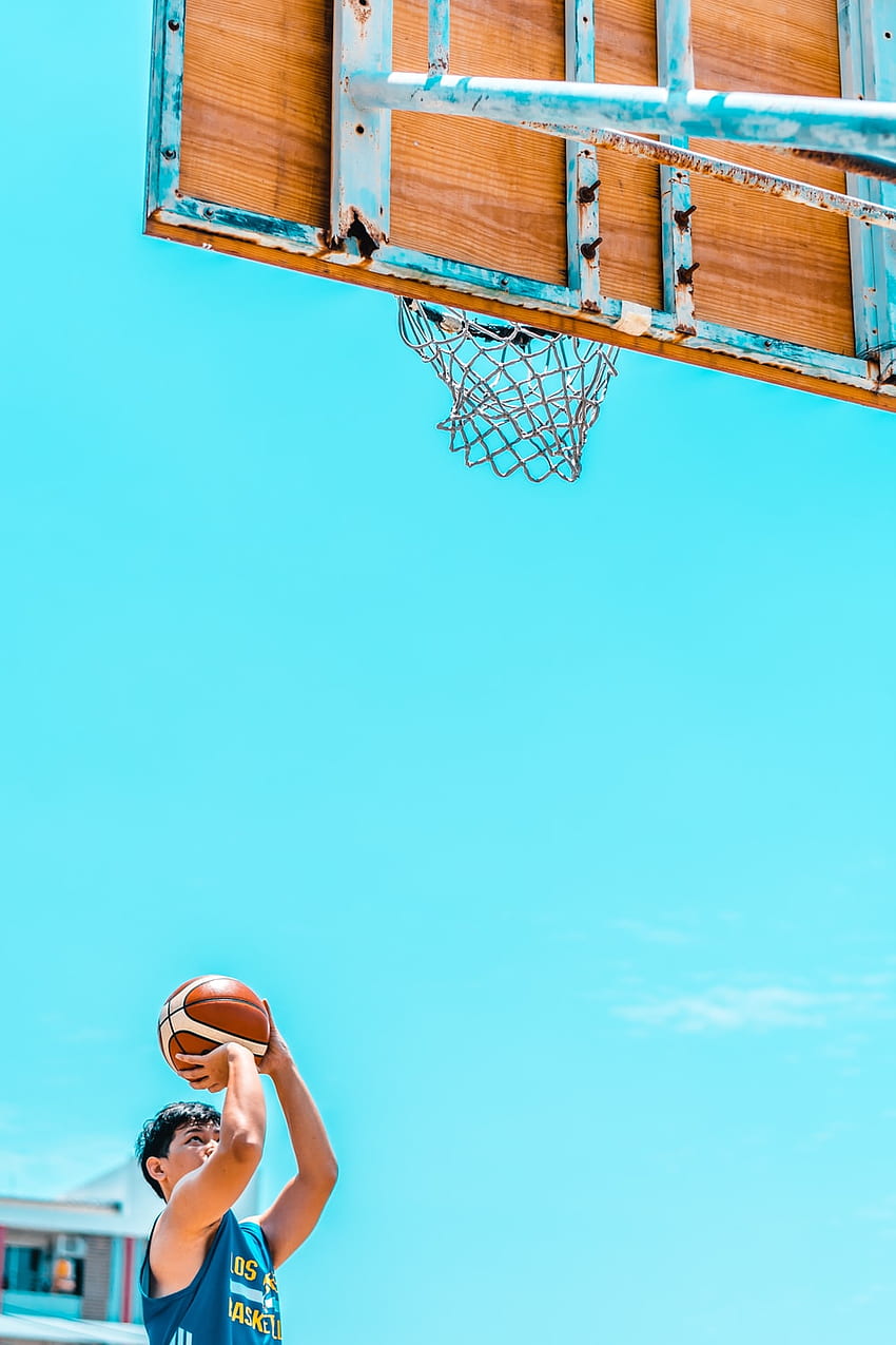 낮 동안 회색 아스팔트 도로에 흰색과 빨간색 농구 후프 – 파란색, 농구 풍경 HD 전화 배경 화면