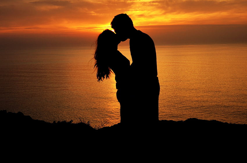 Zachód słońca, miłość, para, para, sylwetki, pocałunek Tapeta HD