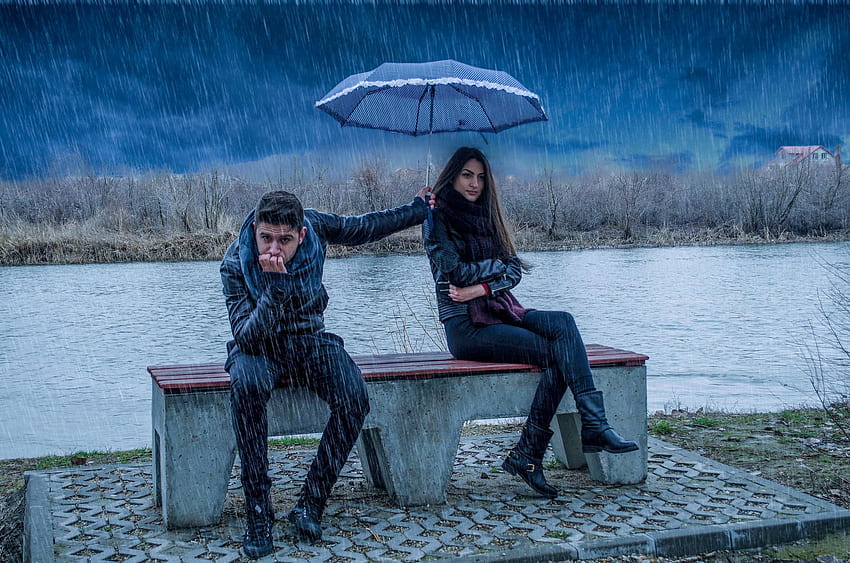 ombrello uomini donne pioggia umorismo, giocando sotto la pioggia Sfondo HD