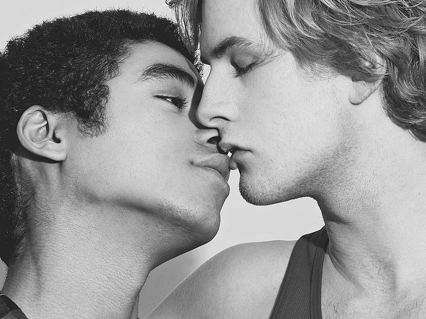 Gay Love Kiss - - HD wallpaper