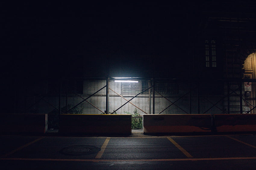 Glowing light in industrial warehouse at night · Stock, Dark Industrial HD wallpaper