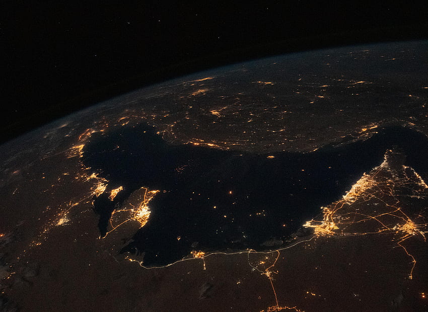Bustling Persian Gulf at Night HD wallpaper