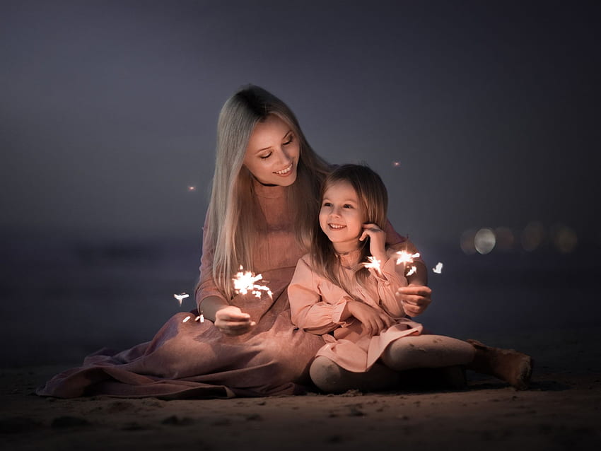 Mutter und Tochter, glückliche Familie, Funken, Feuerwerk, Mutter und Tochter HD-Hintergrundbild