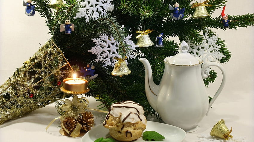 Café de Noël, ornements, épicéa, étoiles, cloches, bougie, boules, brindilles, pot Fond d'écran HD