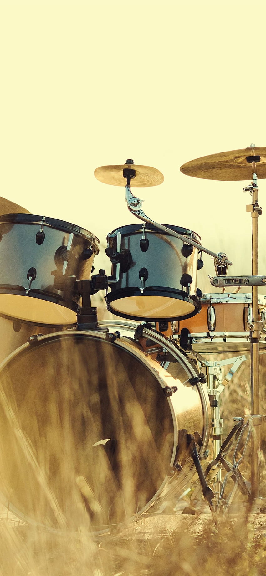 iPhone Drums, Instrument, Grass - Drums iPhone - - HD phone wallpaper