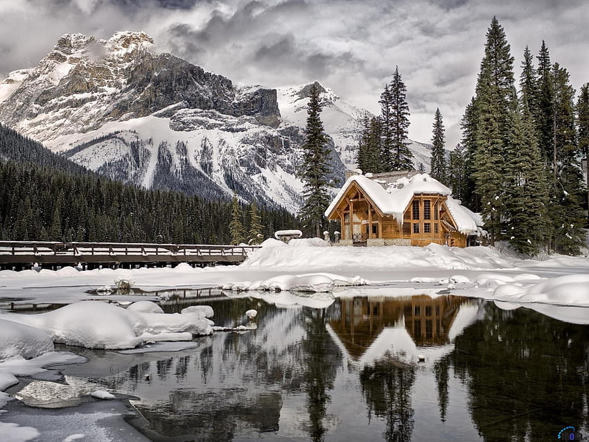 Haus am Ufer des Emerald Lake, Kanada, Winter, Haus, See, Ufer, Reflexion, Schnee, Bäume, Natur, Kanada, Berge HD-Hintergrundbild