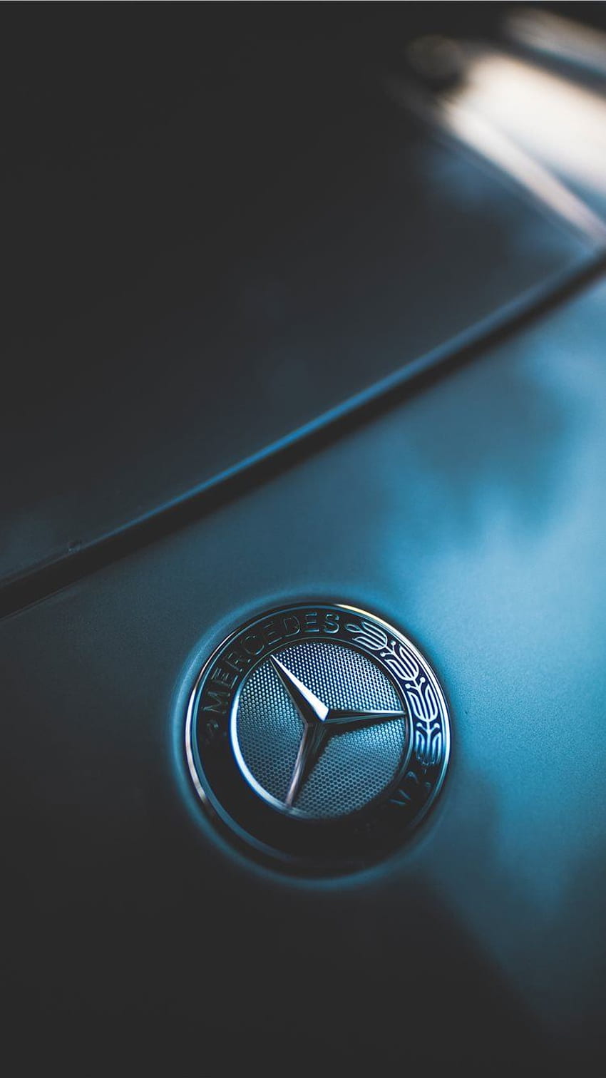 primer plano del emblema de Mercedes Benz iPhone 8 fondo de pantalla del teléfono