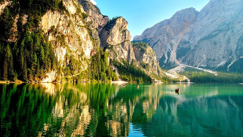 La bellezza celeste del lago di Braies, Italia, estate, riflesso, acque color smeraldo, belle montagne, Alto Adige Sfondo HD