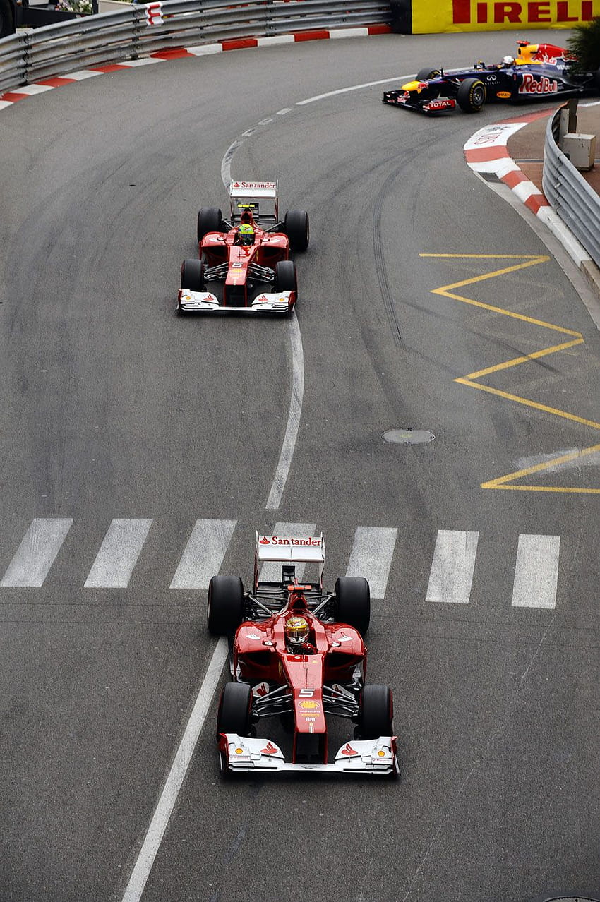 Fernando Alonso guida Felipe Massa e Sebastian Vettel. Formula 1 .uk, Vintage F1 Sfondo del telefono HD