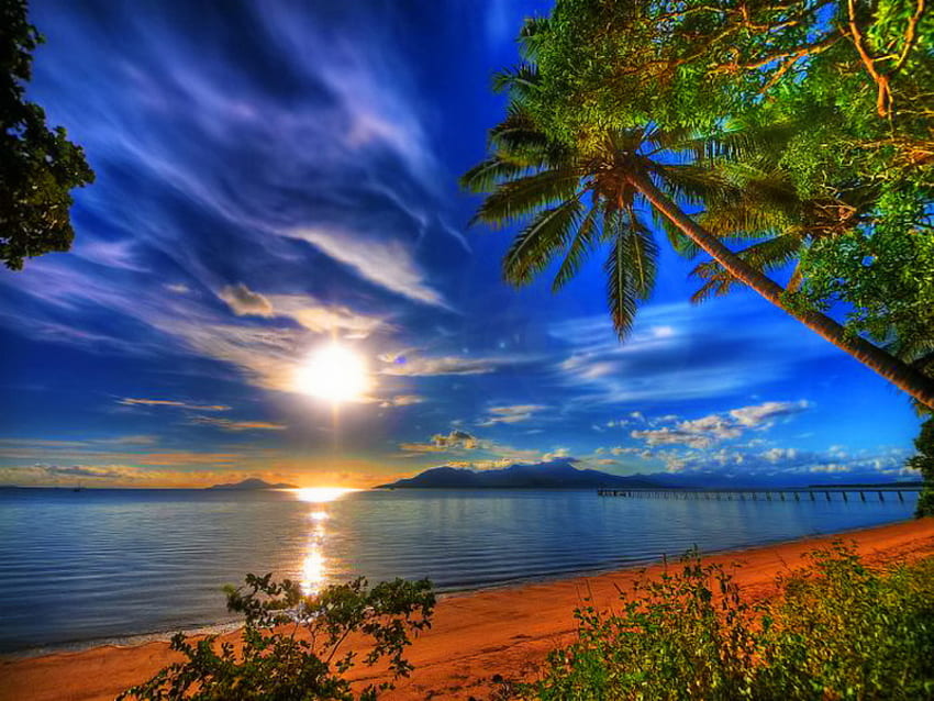 Sole dietro le nuvole, tropico, tranquillo, alba, spiaggia, riva, riflesso, acqua, calma, sole, oceano, tramonto, palme, mare, tramonto, bello, albero, nuvole, natura, cielo Sfondo HD
