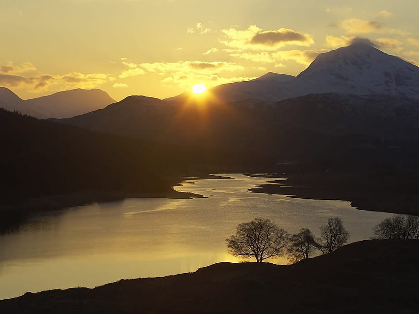 loch garry al atardecer glen garry western highlands escocia, paisaje, lago, amarillo, fresco, árboles, cielo, montañas, sol, atardecer fondo de pantalla