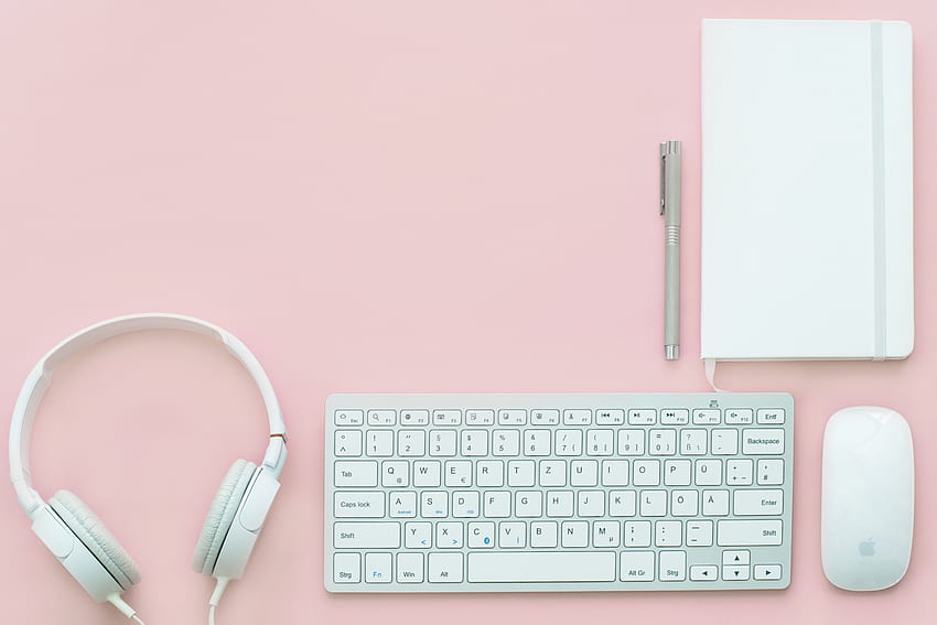 Apple Compact Keyboard, Magic Mouse y auriculares con cable en superficie rosa · Stock fondo de pantalla