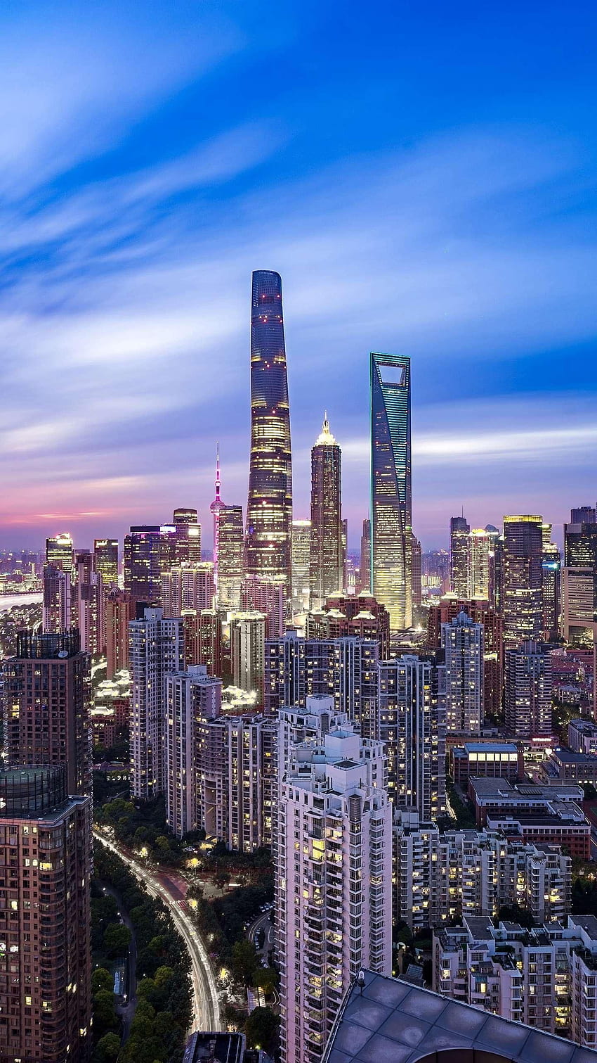 Шанхайската кула, Джин Мао и Световният финансов център, Пудонг, Шанхай. Най-плътното трио от структури през 2021 г. Силует на Шанхай, градска естетика, градски светлини през нощта, финанси iPhone HD тапет за телефон
