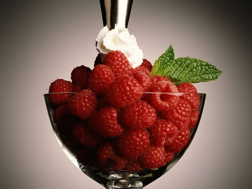 Raspberries and cr'eme, glass bowl, whipped cream, food, raspberries HD wallpaper