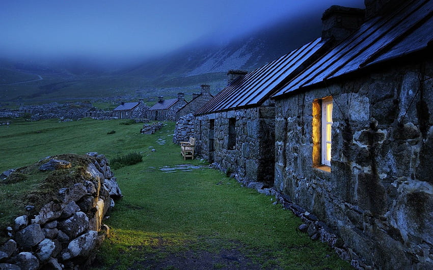 Пейзажи къщи скали мъгла Шотландия прозорци стъкла каменни къщи, тамилски пейзаж HD тапет