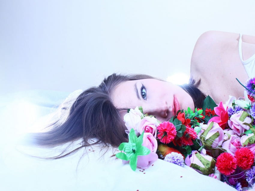 dziewczyna śpiąca z różami, róże, kolory, delikatny, dziewczyna, spanie, śliczny, szczęście Tapeta HD
