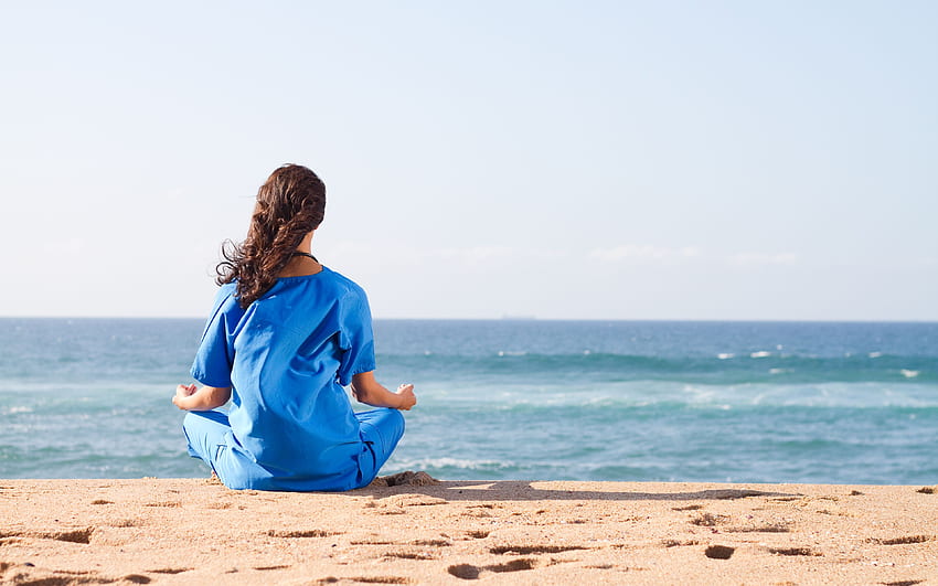Lotus-Position Junge Frau des Yoga-Strandes HD-Hintergrundbild