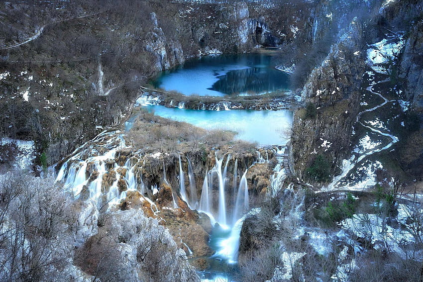 Odwiedź Plitvice zimą, gdy są pokryte śniegiem i lodem, Winter Waterfall Tapeta HD