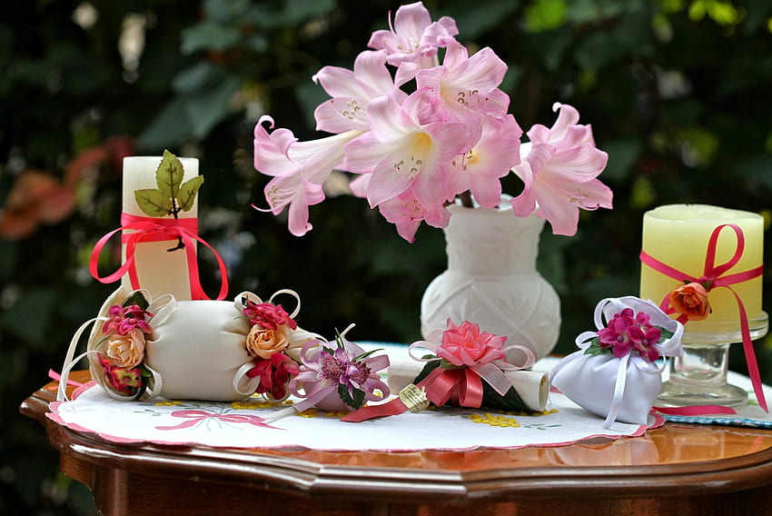 花、バラ、キャンドル、テーブル、花瓶、リボン、バッグ、ポーチ 高画質の壁紙