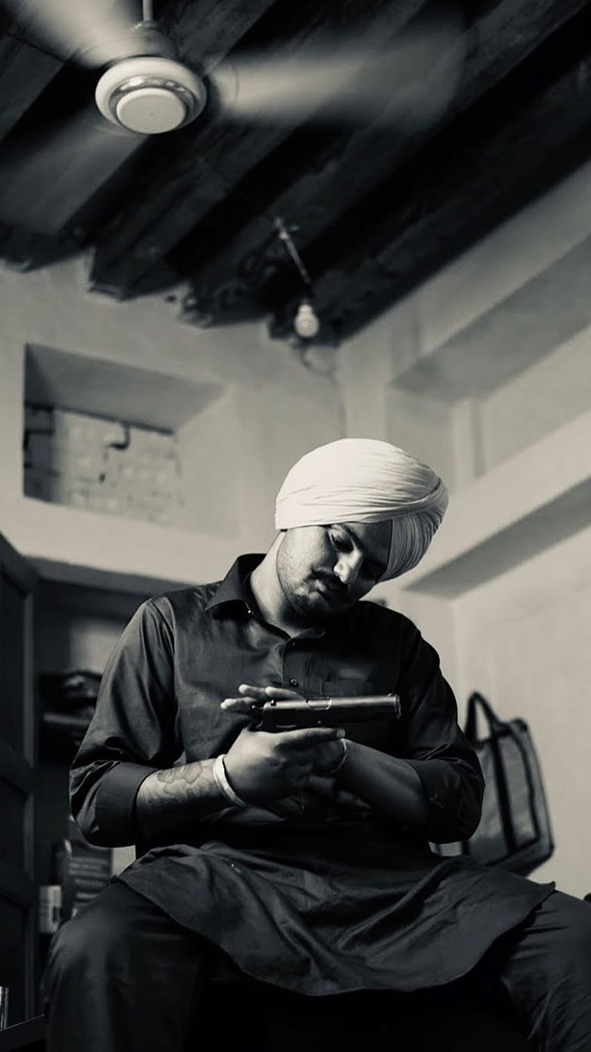 Sidhu Moose Wala, in bianco e nero, Sidhu con la pistola Sfondo del telefono HD
