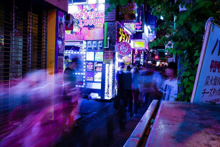 / продължителна експозиция на хора, които се разхождат в град близо до ярки табели на магазини, неонови светлини в пищяла, окубо, токио, япония, японски неон HD тапет