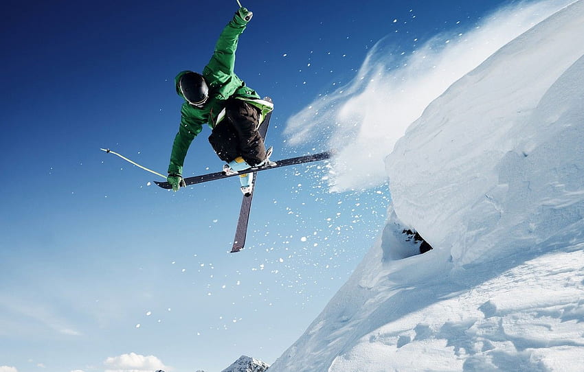 winter, wald, der himmel, die sonne, schnee, berge, der abstieg, ski, stock, helm, skifahrer, skifahren für , abschnitt спорт -, stil Skifahren HD-Hintergrundbild