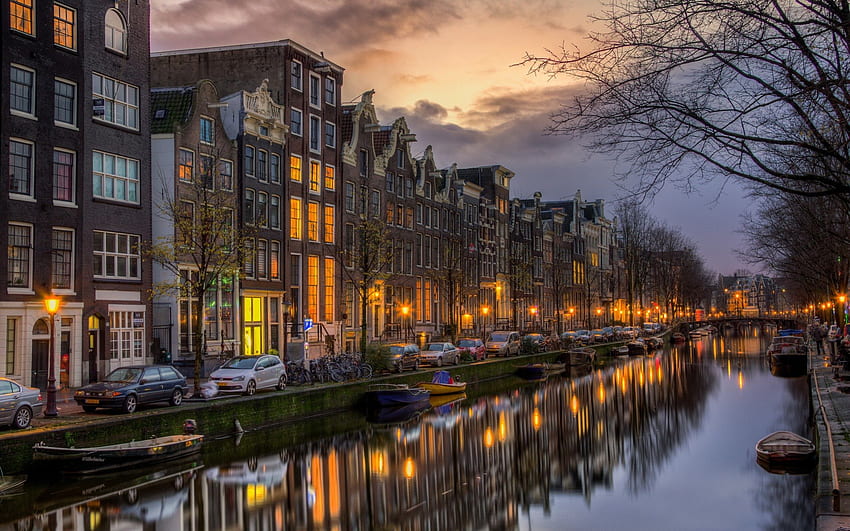 Matahari Terbenam Di Amsterdam, sungai, lampu kota, mobil, damai, rumah, keindahan, bangunan, refleksi, matahari terbenam, Amsterdam, arsitektur, kota, rumah, indah, lampu, pemandangan, awan, alam, langit, menyenangkan, kemegahan Wallpaper HD