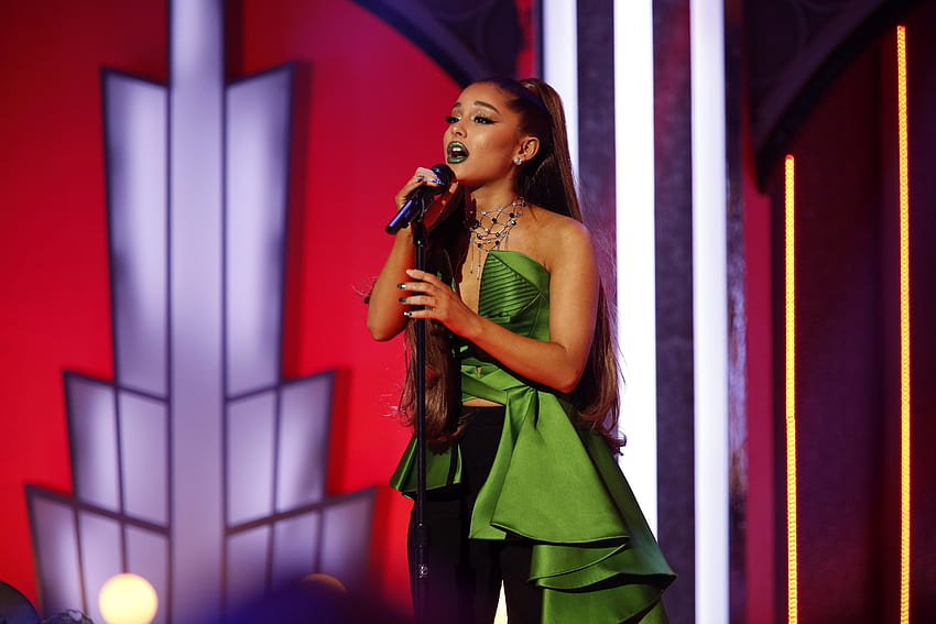 Green dress, live event, Ariana Grande HD wallpaper
