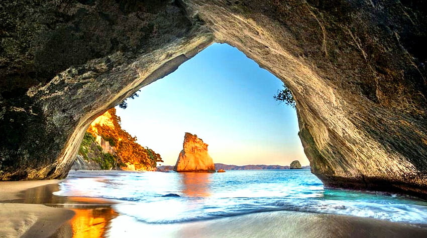 Cathedral Cove Sunrise, mar, arena, hermoso, rocas, amanecer, playa, Nueva Zelanda, cueva, montañas fondo de pantalla